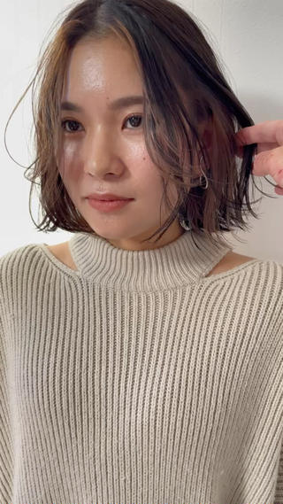 ワンポイントでおしゃれにフェイスフレーミングカラー

ぜひカウンセリングに使えますので
『お気に入り』してお使いください
.
︎なにが似合うかわからない
バッサリ切りたいけど似合うか不安です
どんなショート・ボブがいいかわかりません。
骨格、髪質、ライフスタイルから
1番あなたに似合うヘアスタイルへと導きます！
︎『一緒に』ベストなヘアスタイルを探しましょう
︎『簡単にオシャレに』を叶えます！
︎美容室探しに困っている方一度僕に
お任せください！！
.
ご予約は随時minimo・instagramで
受け付けております！
.
○場所

大阪府大阪市西区北堀江１-2-22　エイチツーオー第2ビル3F

 