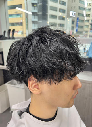 伸び切った髪の毛をスッキリカットしてイメチェン！
波巻きスパイラルをして、動きのあるスタイルに！ 