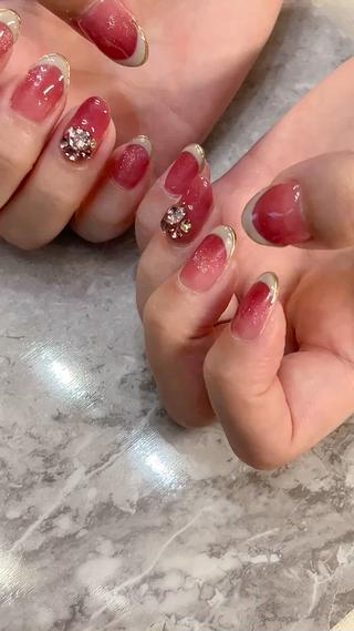 マグネットグラデーションにくすみフレンチ、
先端ゴールドをプラスした大人デザイン 