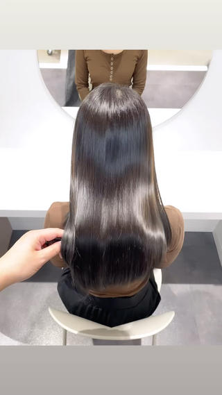 【髪質改善】絹髪質感トリートメント

美容業界でいま話題の最新成分【トステア】+【レブリン酸】配合の髪質改善トリートメント付きプラン
ダメージ毛の内部補修やツヤ、ハリコシ、なめらか感、まとまり感を向上させる天然成分を配合。
ヘアカラーの持ちも
つるっと指通りのいい、絹のような質感を目指した髪質改善です。 