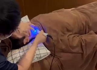 ハイパーナイフ7によるフェイシャルの施術の一部です温かく心地良い施術となります 