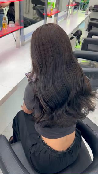 暗めだけど黒じゃないグレージュカラー
秋服、冬服に合わせやすい暗め、メイクにも合わせやすい
肌を白く見せたい方におすすめです♡ 