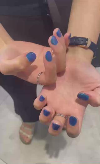 動かすたびにキラキラ
可愛いマグネットネイルです 