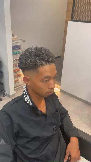 極道パーマ×ホワイトメッシュ

男らしいオールバックスタイル！
今の時期にぴったりです！

長さによって雰囲気も変わるので長さや
刈り上げの高さはカウンセリングにて
ご相談頂ければ似合うようにやらせて頂きます！ 