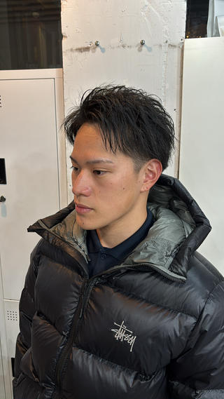 アップバングスタイル
額を出して爽やかさと清潔感を演出
立ち上げで男らしさと好印象をプラス
爽やかで大人っぽい万能ヘアスタイル
清潔感抜群でビジネスにもハマる髪型 