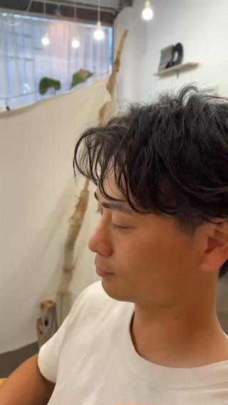 フェザーショート
軽やかな動きで爽やかさ溢れるショート
柔らかい束感で清潔感と好印象を演出
エアリー感が魅力の軽快ショートスタイル
大人っぽさと爽やかさを両立する髪型 