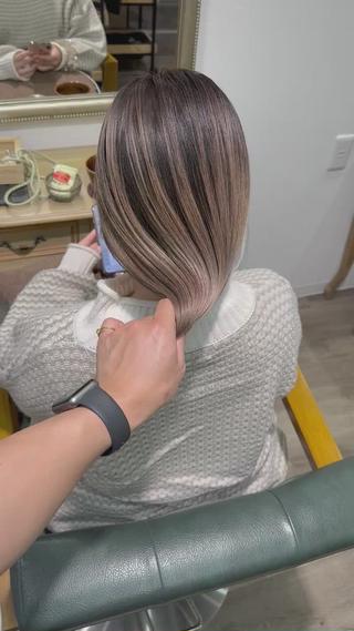 ワンブリーチバレイヤージュ初めての方もおすすめ中明度グレイジュの色味なので可愛いです！ 