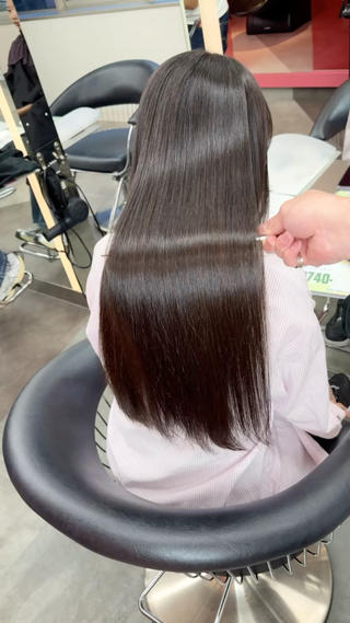 乾かしただけで
この艶！！

長さは変えなくても、 出来る限り枝毛、 ぱやぱや毛を無くしてあげると
激的に手触りが良くなりまとまりを出せます


癖毛の方をストレートにした際に
うねりがあるところが特に伸びる為

必ず毛先が1~2cmバラバラになります
その為、カットした方が
100%毛先までツルっと綺麗にまとまります

バッサリでもメンテナンスでもお任せください
次の日から結んでも巻いても大丈夫

#ロングヘア　#縮毛矯正　#髪質改善　#ワンカラー　#ストレート　#韓国ボブ 