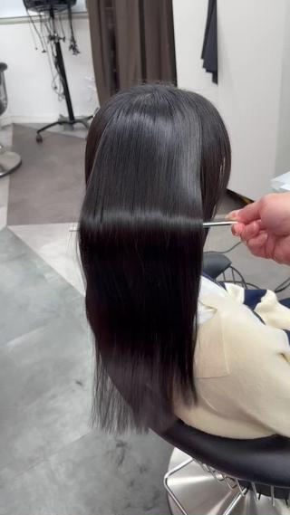 乾かしただけで
この艶！！

長さは変えなくても、 出来る限り枝毛、 ぱやぱや毛を無くしてあげると
激的に手触りが良くなりまとまりを出せます


癖毛の方をストレートにした際に
うねりがあるところが特に伸びる為

必ず毛先が1~2cmバラバラになります
その為、カットした方が
100%毛先までツルっと綺麗にまとまります

バッサリでもメンテナンスでもお任せください
次の日から結んでも巻いても大丈夫

#ロングヘア　#縮毛矯正　#髪質改善　#ワンカラー　#ストレート　#韓国ボブ 