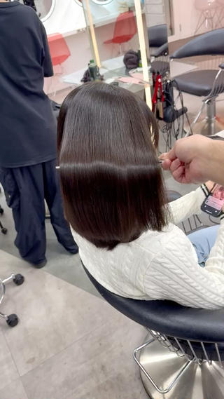 乾かしただけで
この艶！！

長さは変えなくても、 出来る限り枝毛、 ぱやぱや毛を無くしてあげると
激的に手触りが良くなりまとまりを出せます


癖毛の方をストレートにした際に
うねりがあるところが特に伸びる為

必ず毛先が1~2cmバラバラになります
その為、カットした方が
100%毛先までツルっと綺麗にまとまります

バッサリでもメンテナンスでもお任せください
次の日から結んでも巻いても大丈夫

#ロングヘア　#縮毛矯正　#髪質改善　#ワンカラー　#ストレート　#韓国ボブ 