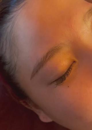 眉毛をそのままブラシでとくだけ！
毛流れが自由自在に操れます 