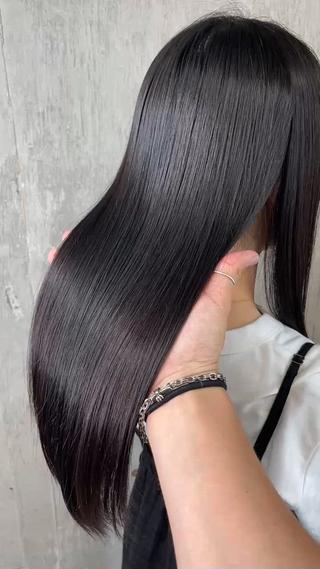 ミロワールストレートの魅力 ・ダメージレスな施術：髪に優しい弱酸性の薬剤を使用。
ブリーチやカラーで傷んだ髪にも対応できます。 ・自然な仕上がり：ふんわり感のあるストレートで、やわらかく品のある印象に。 ・湿気にも強い：梅雨や汗でもまとまりやすく、毎日のスタイリングが時短＆快適に。 ・幅広い髪質OK：細毛、くせ毛、広がりやすい髪でも、しっとり落ち着いたスタイルに仕上がります。 