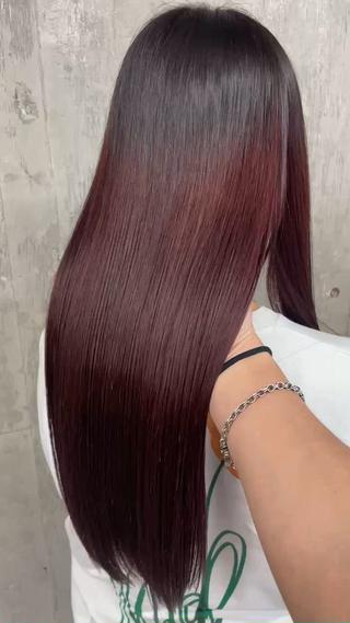 ミロワールストレートの魅力 ・ダメージレスな施術：髪に優しい弱酸性の薬剤を使用。
ブリーチやカラーで傷んだ髪にも対応できます。 ・自然な仕上がり：ふんわり感のあるストレートで、やわらかく品のある印象に。 ・湿気にも強い：梅雨や汗でもまとまりやすく、毎日のスタイリングが時短＆快適に。 ・幅広い髪質OK：細毛、くせ毛、広がりやすい髪でも、しっとり落ち着いたスタイルに仕上がります。 