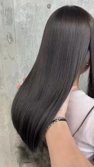 湿気でうねりや広がりが出てしまい、毛先のダメージも気になっていたお客様。 全体にまとまりがなく、朝のスタイリングにも時間がかかっていたそうです。
今回はそんなお悩みを解消するために、酸性ストレートを施術しました。
ダメージを抑えながらクセをしっかり伸ばし、手触りもツヤもワンランク上に。 ミロワールストレートで、ここまで変わります。 「まるで別人みたい！」とお客様からも驚きの声をいただきました。
髪質改善/ブリーチ/ダブルカラー/ボブ/前髪カット/レイヤーカット/インナーカラー/カラー/縮毛矯正/韓国/トリートメント/学割/前髪/カット/ヘッドスパ/顔周り/イルミナカラー/酸性ストレート/パーマ 