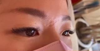 メガフラットラッシュ◆100束/11.12.11/C0.15
通常のフラットラッシュよりも1/3〜1/4の厚さのエクステを使用している為、束で装着してもとても軽いつけ心地です
超持続とうたわれるほど、通常のシングルやダブルフラットよりも保ちがいいエクステの技法になります
アイライン効果がかなりあり、朝のメイクの時短にもつなかります!是非この機会にご利用ください