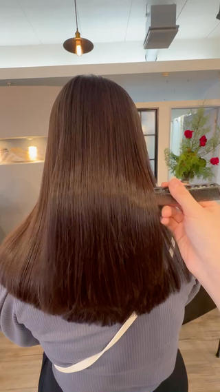 ︎ 支持率No.1！ 乾かすだけでまとまる"美髪縮毛矯正" のこだわり ︎

ダメージの原因を最小限に抑えながら
中間処理や後処理など髪の毛に合わせて栄養剤をしっかり入れながら行い、
"ツインブラシ"という特殊なブラシを使いながらアイロンを入れることで髪の毛の艶を整えることが出来ます！
髪に優しい上に持ちもよく手触りも柔らかく、乾かすだけでまとまる最先端の矯正です

艶髪を手に入れましょう！

癖や、うねりが気になる方
広がりや表面のパヤパヤが気になる方
セニングによる、うねりやパサつき 