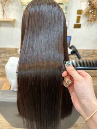 ︎ 支持率No.1！ 乾かすだけでまとまる"美髪縮毛矯正" のこだわり ︎

ダメージの原因を最小限に抑えながら
中間処理や後処理など髪の毛に合わせて栄養剤をしっかり入れながら行い、
"ツインブラシ"という特殊なブラシを使いながらアイロンを入れることで髪の毛の艶を整えることが出来ます！
髪に優しい上に持ちもよく手触りも柔らかく、乾かすだけでまとまる最先端の矯正です

艶髪を手に入れましょう！

癖や、うねりが気になる方
広がりや表面のパヤパヤが気になる方
セニングによる、うねりやパサつき 