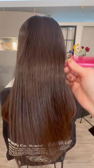 ︎ 支持率No.1！ 乾かすだけでまとまる"美髪縮毛矯正" のこだわり ︎

ダメージの原因を最小限に抑えながら
中間処理や後処理など髪の毛に合わせて栄養剤をしっかり入れながら行い、
"ツインブラシ"という特殊なブラシを使いながらアイロンを入れることで髪の毛の艶を整えることが出来ます！
髪に優しい上に持ちもよく手触りも柔らかく、乾かすだけでまとまる最先端の矯正です

艶髪を手に入れましょう！

癖や、うねりが気になる方
広がりや表面のパヤパヤが気になる方
セニングによる、うねりやパサつき 