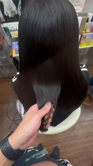 くせっ毛で髪の毛伸ばしたことないとの事で、
アイロンで伸ばしました！
美容にも興味あるから、もっと美容を好きになって欲しいと思いツヤツヤしさせて頂きました！️ 