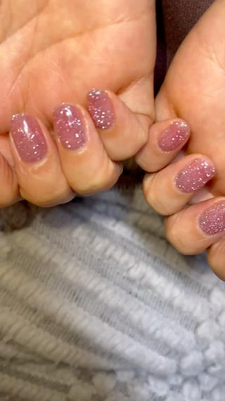 フラッシュピンクの1度塗りです！1度塗りも透け感があって可愛かったです 