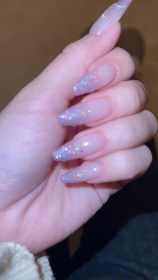 ネイルチェンジした時のです！
自爪が透けないスキンカラーに紫のラメグラ可愛すぎた、、♡ 