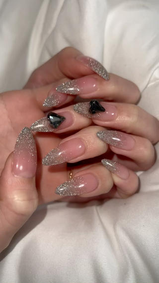 ピンクベースにフラッシュグラデーションのフルアートです！黒ハートのパーツも可愛い♡ 