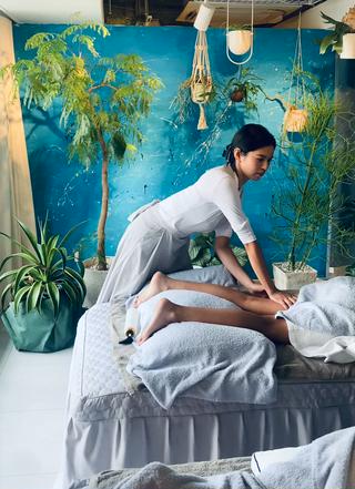 ◆当店オリジナルブレンドのアロマオイルでリンパを流し身体を軽やかに,深い睡眠へ導きます◆
◆マッサージ,整体が好きな方にオススメです◆
◆お得なヘッドスパ・フットバス・フットスクラブ付◆ 