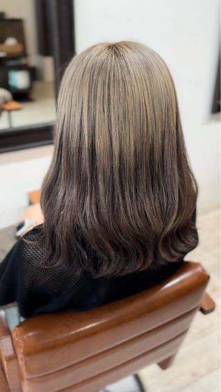 アンブレラの下を色剥がし・ブリーチしてグラデーション裾カラー
所々少し上からローライト入れてます

#ヘア
#カット
#カラー
#パーマ
#ハイライト
#インナーカラー
#イヤリングカラー
#ミルクティーカラー 
#グレーカラー
#白髪染め
#白髪ぼかし
#縮毛矯正
#ストレートパーマ
#ツイストパーマ 
#スパイラルパーマ 
#ツーブロック
#刈り上げ
#メンズヘア
#ロング
#ボブ
#ショート
#ショートボブ
#髪質改善カラー
#エクステ
#シールエクステ
#羽エクステ
#ホワイトカラー
#ケアブリーチ
#袖カラー
#グラデーションカラー
 