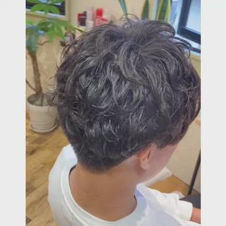 営業マンstyle
前髪以外パーマをかけて、+1100円で眉毛カットをし
キリッと仕上がりました