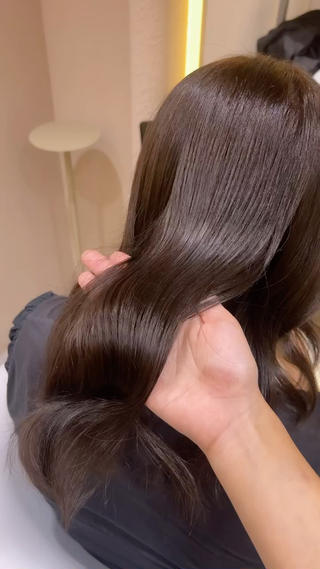 つやつやグレージュカラー♡
赤みを消すことで透明感がたっぷりでます 