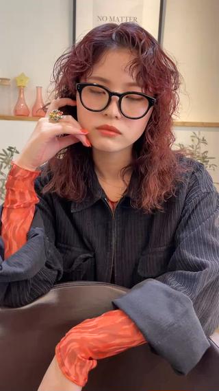 ミディアムレイヤーのパーマスタイルとカシスカラー 