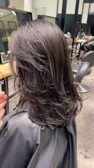 レイヤーカットとグレージュカラー 
