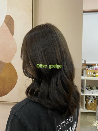 Olive greige

グレージュは透明感たっぷり出るのでオススメです️ 
