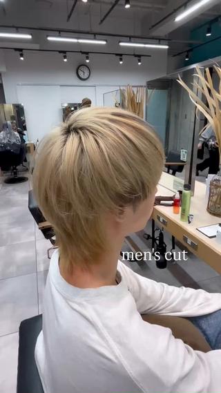 メンズ　カット&デザインカラー
人と被らない個性的なスタイルです！！ 