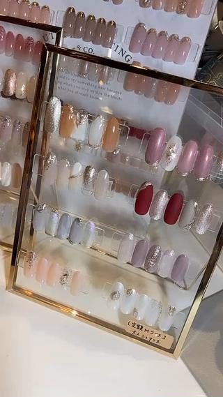 当サロンは定額コースが人気です♩
お客様の好みやライフスタイルに合わせて選びやすい3種類の定額コースをご用意しています

 定額デザインS…オフィスにもおすすめの綺麗めシンプルなコース

 定額デザインM…綺麗大人ニュアンスが豊富なコース

 定額デザインL…トレンドやボリュームのあるデザインが豊富なコース

全てカラー/配置換え自由です◎


#ワンカラー#ニュアンスネイル#オフィスネイル#シンプルネイル#大人可愛いネイル#定額デザイン 