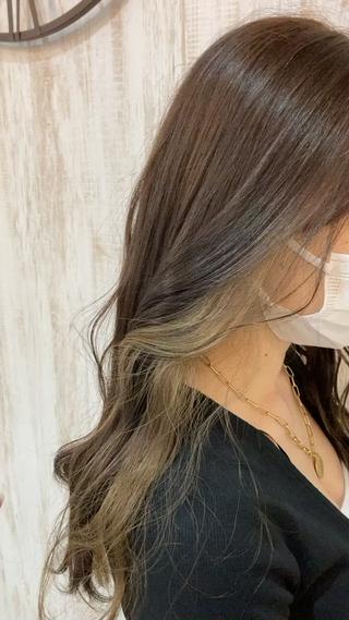 ミルクティーベージュのインナーカラーは柔らかさが出て巻くと更に可愛さが増します 