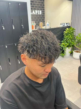 スキンフェードで2way Style
是非参考にしてみてください 