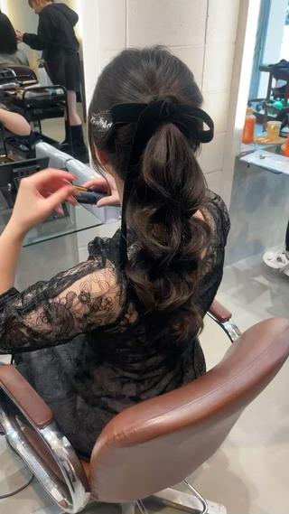 アップポニーテールヘア
キラキラ光る毛先が可愛い 