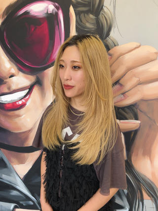 網紅レイヤーカットの特徴

『品のある"色気"レイヤーカット』網紅をimgした
中華美人な網紅髮が特徴です！

韓国トレンドの次はネイルやマツエクもそうですが中国へアトレンドが流行します！

○髪が濡れた状態で特殊な切り方で切り込むレイヤーカットはスカスカし辛く適度な重さとまとまりが楽しめます！
○束ねるだけで生え際を隠しつつ顔まわりのレイヤーデザインを楽しめます
○特殊な質感調整でスタイリング剤をつけるだけで束感が楽しめます。
○内巻きするだけで"小顔"と動きを楽しめるフェイスウルフ
○実はフェイスウルフは外巻きでくびれヘアを楽しめる2wey styleです。 