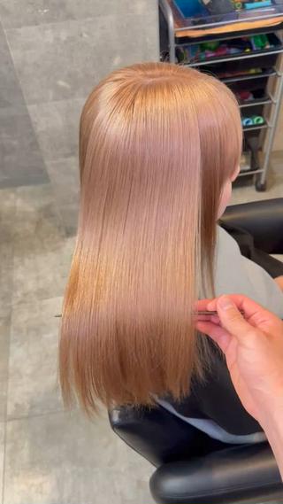 ブリーチ1回オンカラーでミルクティー

ブリーチは履歴がとても大事になります。
1回でここまで明るくなるのは稀です。
やってみないとわからない部分もあるので一度僕に任せてみませんか？ 