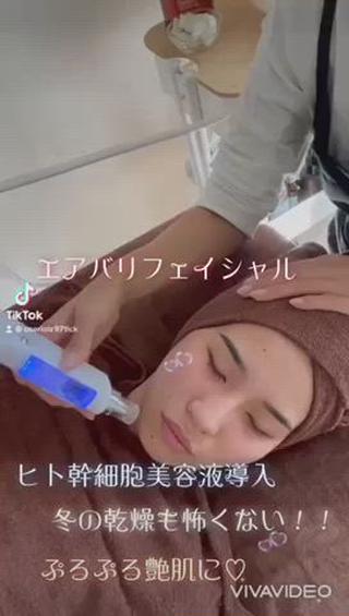 エアバリフェイシャル"ヒト幹細胞培養美容液導入''
あらゆるお肌悩みをケア！
一度の施術でうる艶肌に♡♡
ニキビケア、エイジングケアにも最適★
マツエク、まつげパーマ後でも施術可能◎
ダウンタイムなし★
 
