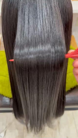 学生さんの夏休み中に！
髪質改善でこのツヤツヤ髪は地毛なのか？！と思えるような自然なストレートに仕上げます 