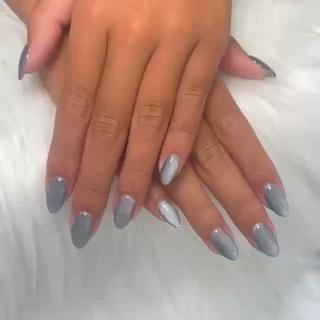 シックなグレーマグネット

落ち着いたグレーに、マグネットの奥行き感がさりげなく輝く大人ネイル。
シルバー寄りの明るいグレーと深みのあるダークグレーをミックスして、シンプルながらも表情のある仕上がりにしました

季節や服装を選ばない万能カラーなので、オフィスネイルはもちろん、モード系ファッションとも相性抜群
光の角度で動くマグネットの輝きが、さりげないおしゃれを演出してくれます。

施術目安：ワンカラー約90分
おすすめオプション：ストーン追加・ラメライン 