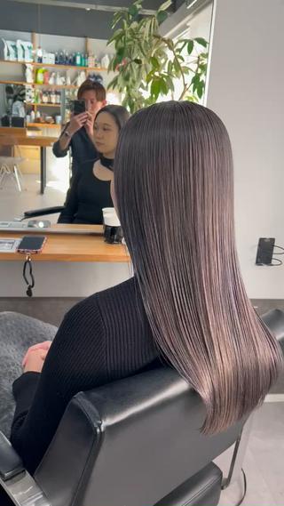 ロング カラー ミルクティーカラー グレージュ　高山慧輔のヘアスタイル