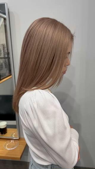 セミロング カラー ミルクティーカラー グレージュ　高山慧輔のヘアスタイル