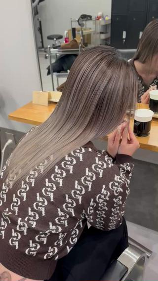 ロング カラー ミルクティーカラー グレージュ　高山慧輔のヘアスタイル