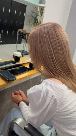 セミロング カラー ミルクティーカラー グレージュ　高山慧輔のヘアスタイル