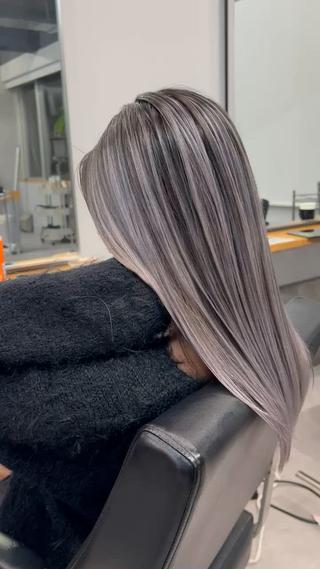 セミロング カラー ミルクティーカラー グレージュ　高山慧輔のヘアスタイル