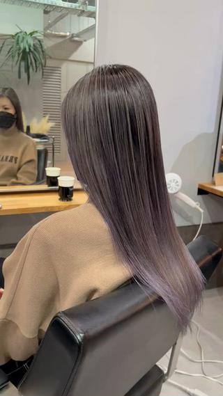 ロング カラー ミルクティーカラー グレージュ　高山慧輔のヘアスタイル