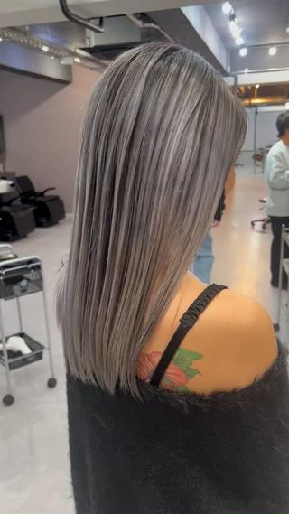 セミロング カラー ミルクティーカラー グレージュ　高山慧輔のヘアスタイル